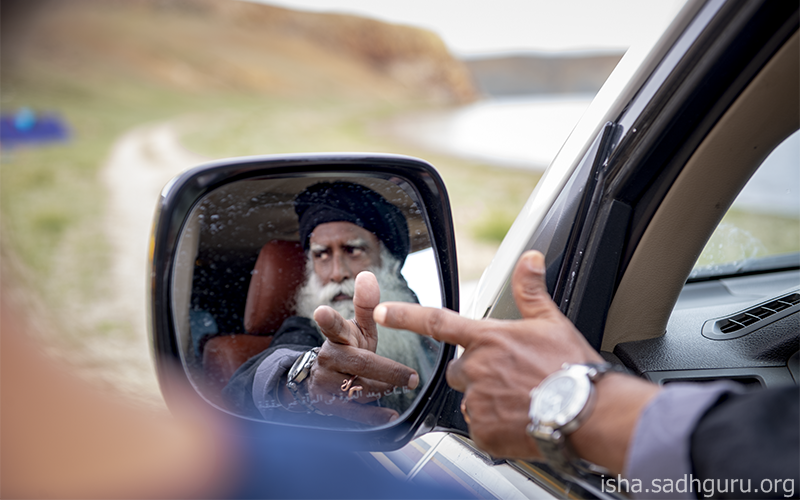 SadhguruJV's tweet photo. The mind is there to perceive, not to cook up nonsense. It has to be like a mirror, showing you everything the way it is. #SadhguruQuotes https://t.co/KdMiAKemtD