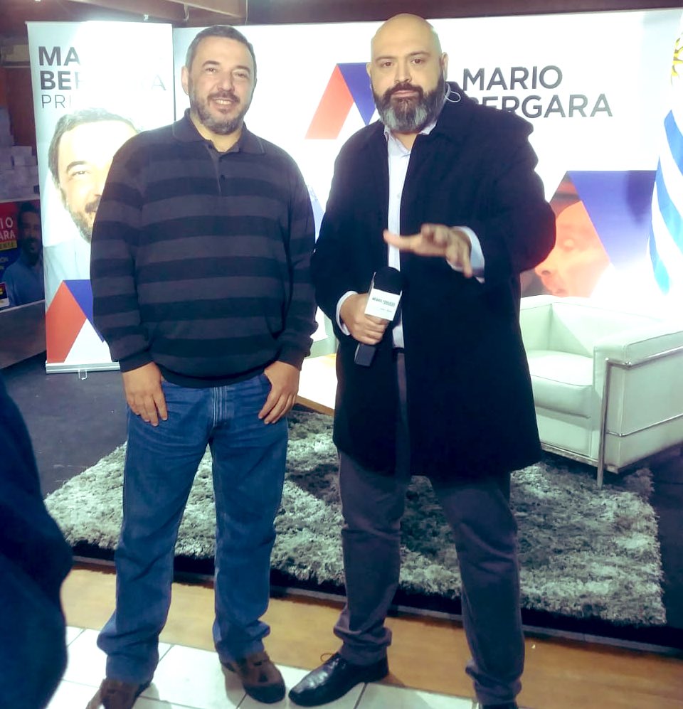 josemacaraballo's tweet photo. La transmisión fue muy larga, pero la espera para los móviles no fue aburrida, allí entró en acción @MColista en la producción y hasta hizo bailar a @Mario_Bergara en la “incubadora”, sede del precandidato, a quien también agradecemos la buena onda! 🙌🏼 https://t.co/cC0iCULJus