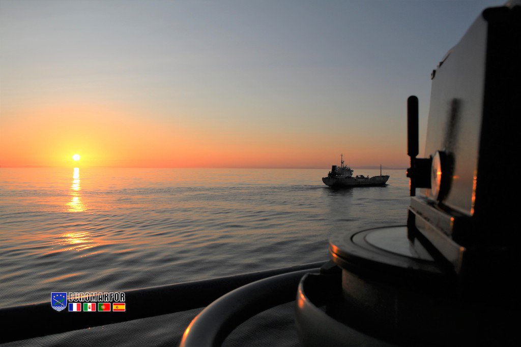EUROMARFOR's tweet photo. Day and night #AtSeaForPEace committed to ensure the rightful and safe use of the Sea. @EUROMARFOR 🇫🇷🇮🇹🇪🇸🇵🇹
@MarineNationale @ItalianNavy @MarinhaPT @Armada_esp https://t.co/8GRvIb075X