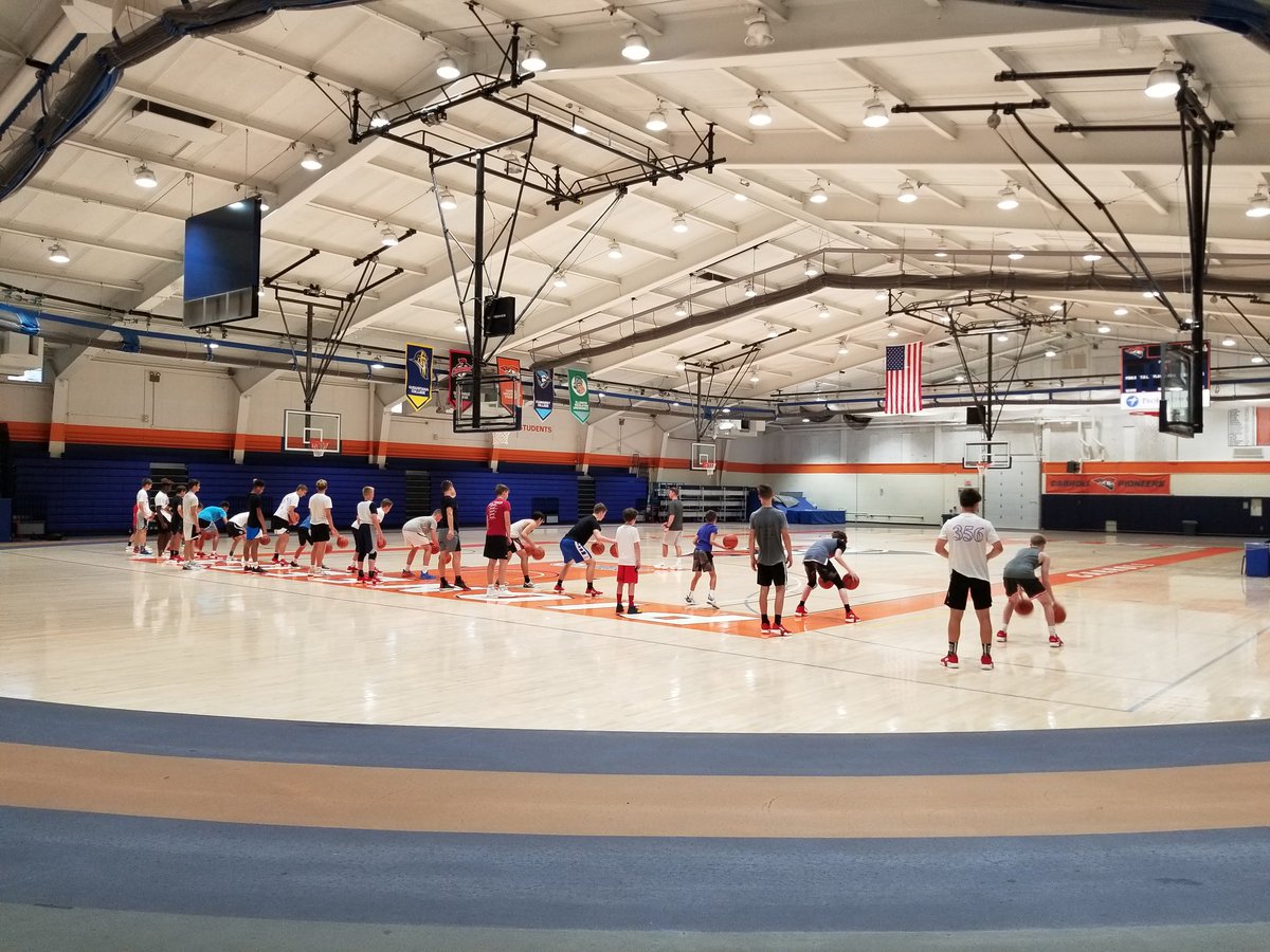 MTXEPREMIER's tweet photo. Awesome to have @JordanHulls1 in town for a few days to spend some time with the players in his JH1 Elite program. Great player indeed but it's his character, appreciation of the game, and his approach on and off the ct that makes him special. We appreciate you Jordan! @iesouth https://t.co/BrQjrNct3X