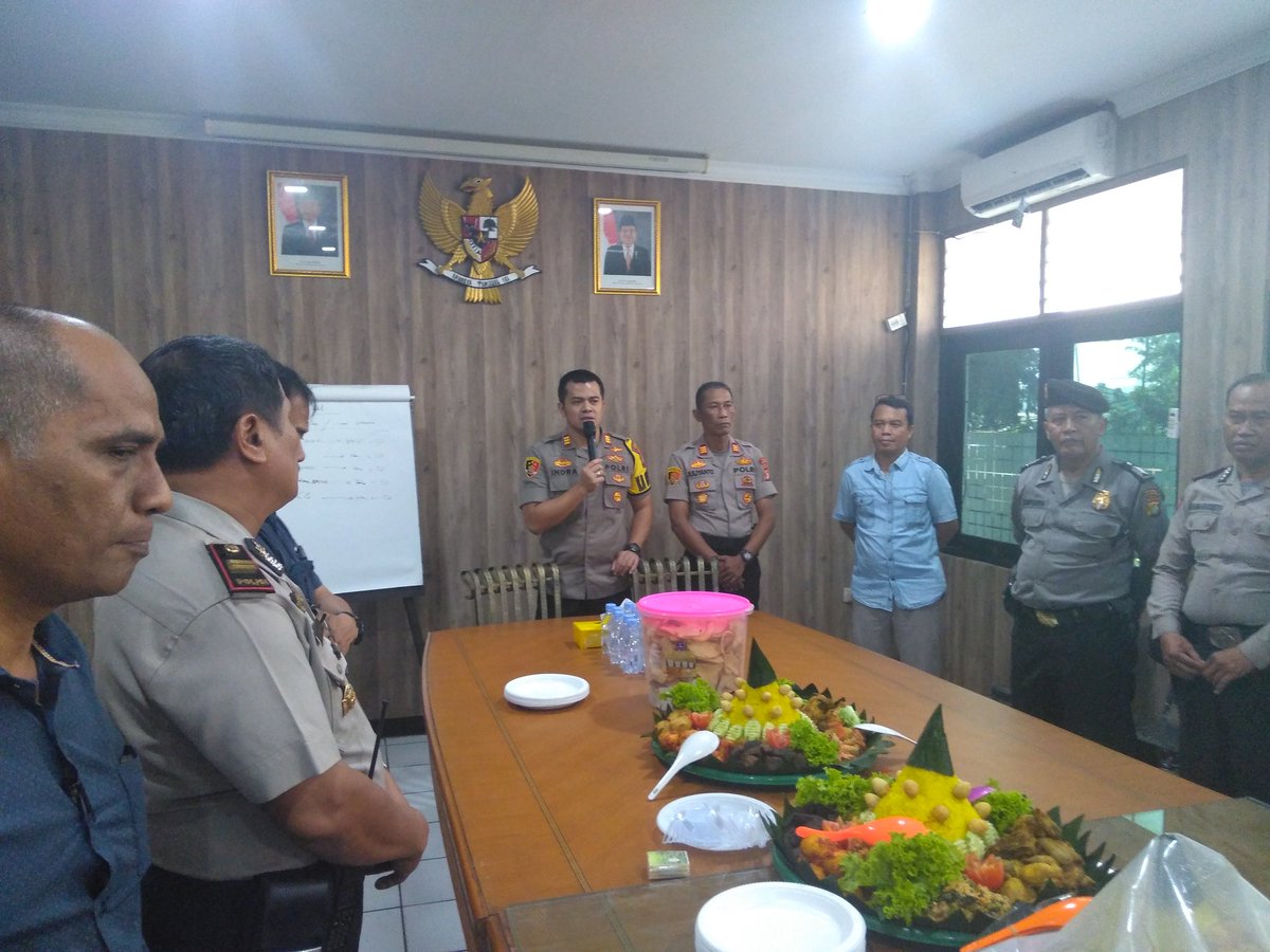 KalideresPolsek's tweet photo. Syukuran HUT Bhayangkara ke-73 dengan nasi tumpeng. Dirgahayu Polri.

@dirgahayupolrike73
#dirgahayupolrike73 https://t.co/wg4osJB5pL