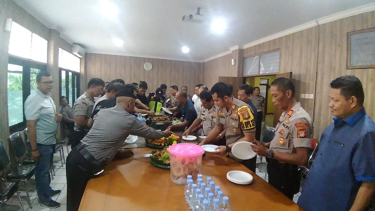 KalideresPolsek's tweet photo. Syukuran HUT Bhayangkara ke-73 dengan nasi tumpeng. Dirgahayu Polri.

@dirgahayupolrike73
#dirgahayupolrike73 https://t.co/wg4osJB5pL