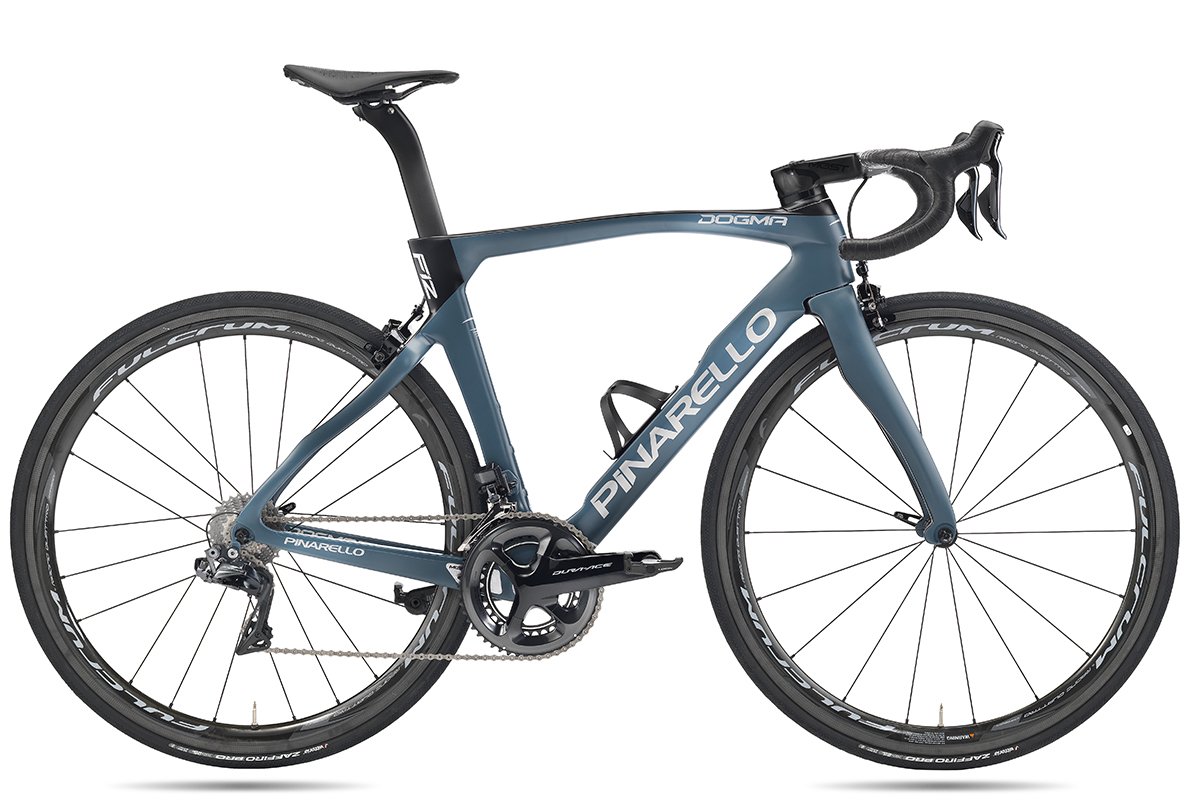 PINARELLO_JAPAN's tweet photo. 新生DOGMA F12 &amp; F12 DISKの多彩なカラーラインナップ。

イタリアンヴォーグ。
PINARELLOはトレンドをいち早く掴み、表現することも得意としています。VERTIGO BLUE（ヴァーティゴブルー）は、独��的なサイクリストや、感度の高いクリエイターに高く評価されています。
#PINARELLO
#F12COLOR https://t.co/7tvMqRj5Uz