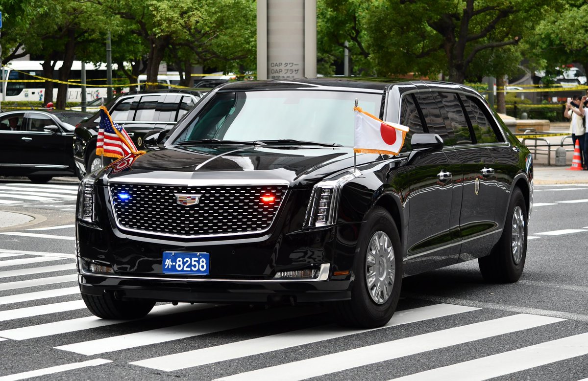 急行5系統 No Twitter アメリカ大統領 専用車 ビースト まさか大阪でビーストを見れるなんて思ってもみなかったです トランプ 大統領はずっと右側に乗車してたので一瞬しか見れずでした