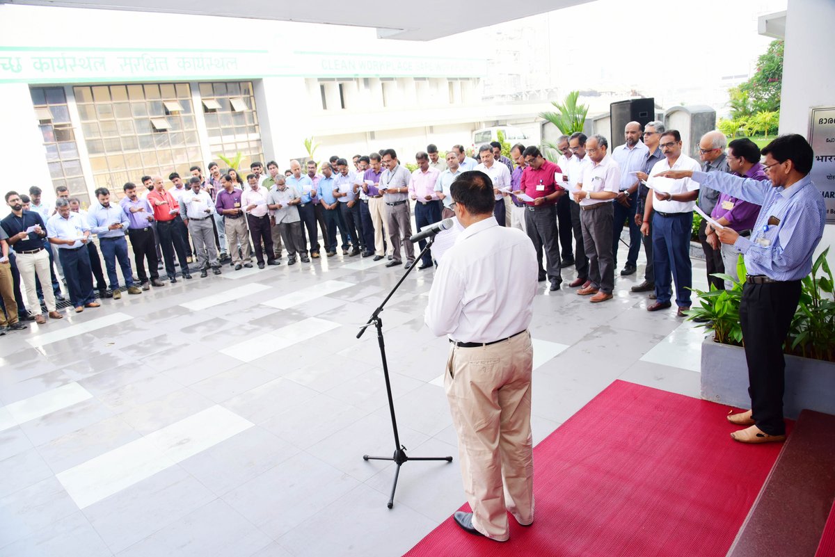KochiRefinery's tweet photo. Mr.P Murali Madhavan, Executive Director (Refinery Operations) and Mr.Jayesh Shah, Executive Director (HR) lead the #SwachhBharat pledge at Kochi Refinery to mark the opening of the #SwachhataPakhwada from 01/07/2019. https://t.co/2TpiM3lCSo