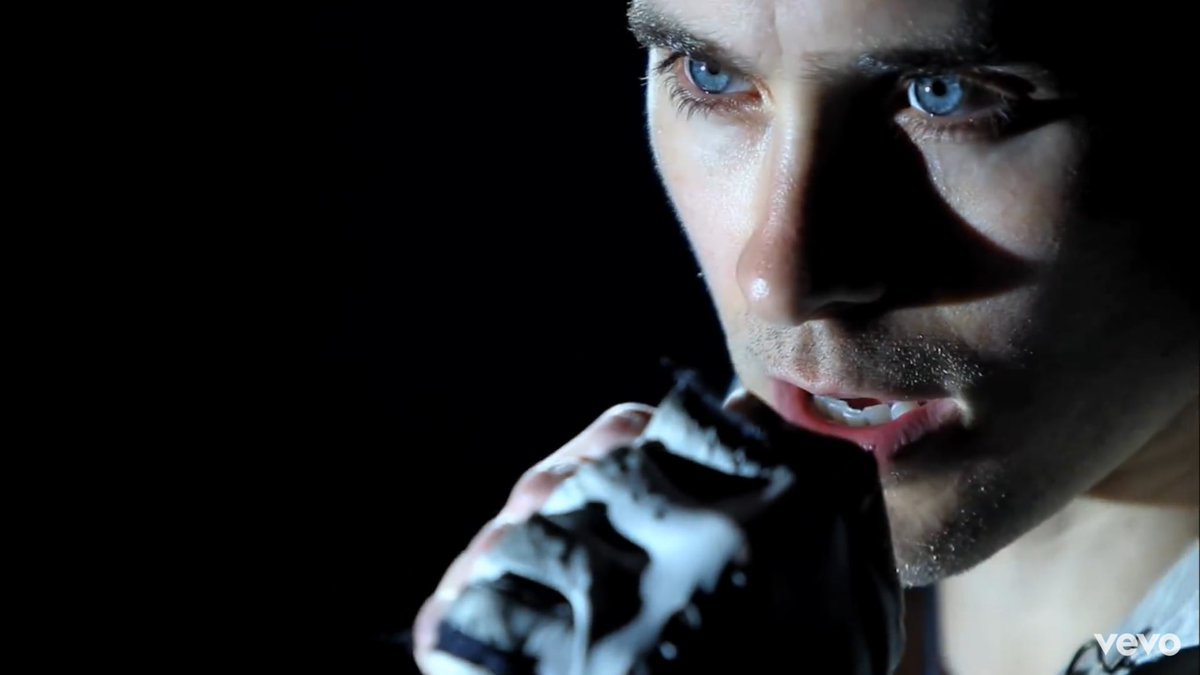 Thirty seconds to mars closer to the edge. 30 seconds to mars closer to the edge альбом. Closer tu the edge. Джаред лето с микрофоном. 30 seconds to mars close.