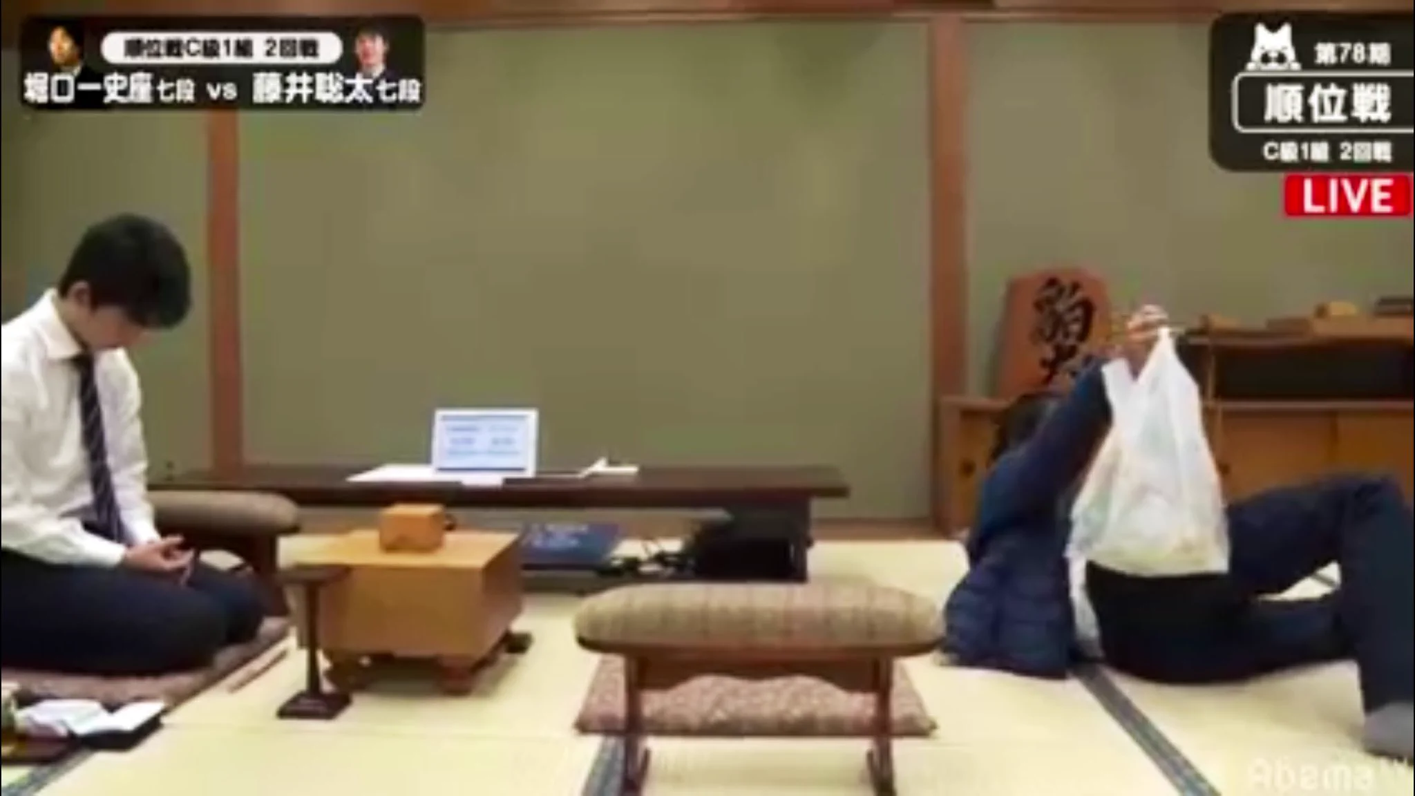 対局中にコンビニ袋片手に酔拳を披露する相手に対し？微動だにしない藤井聡太七段www