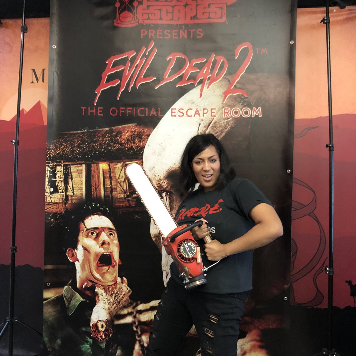 IzzyVonGhoul's tweet photo. Just got out of the Evil Dead 2 escape room with BOTH ARMS!! #suckitAsh @hourglassESC https://t.co/1DoCPnRbOd