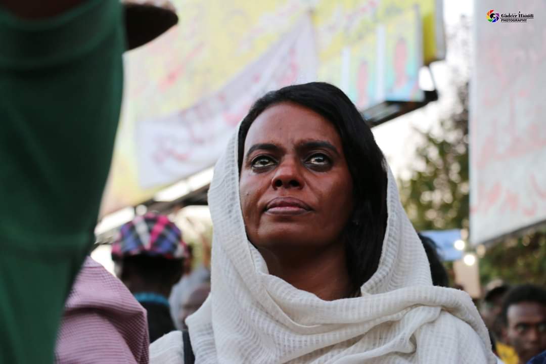 بحب الصورة دي جداً..
يوم إستقبال قطر عطبرة..
البعرف السيدة دي يقول ليها انتي عظيمة و صورتك عظيمة ⁦❤️⁩