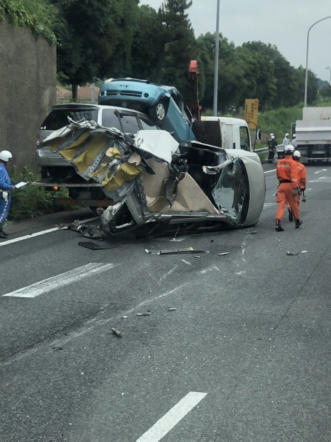 京葉道路の幕張PA付近の大破事故現場の画像