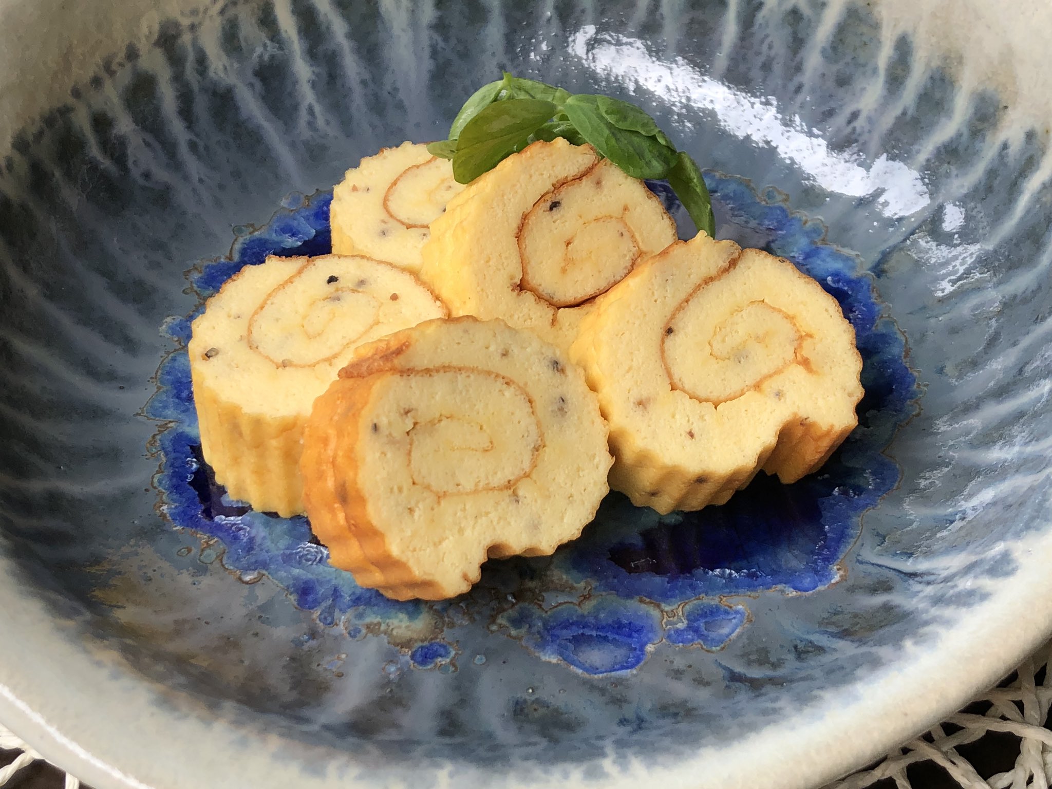 シノズキッチン料理教室 田中忍 変わり伊達巻作ったからブログにのちほどまとめてみますね 甘くない伊達巻 卵 はんぺんガラスープ粉チーズ黒胡椒みりん 180度で分焼いて巻いてカット お弁当に入れても他のおかずと調和する伊達巻 甘くないの美味しい