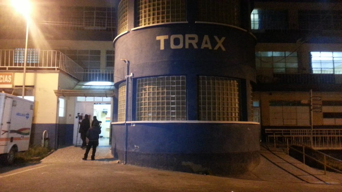 CortezFer10's tweet photo. #deúltimo @MinSaludBolivia
La amiga de la residente de Caranavi que falleció, llegó a emergencias del hosp. del torax con algunos síntomas de la enfermedad viral aún no identificada, ella tuvó CONTACTO DIRECTO CON LA RESIDENTE DE CARANAVI QUE FALLECIÓ, aún se hacen los análisis. https://t.co/fuYnOxqoim