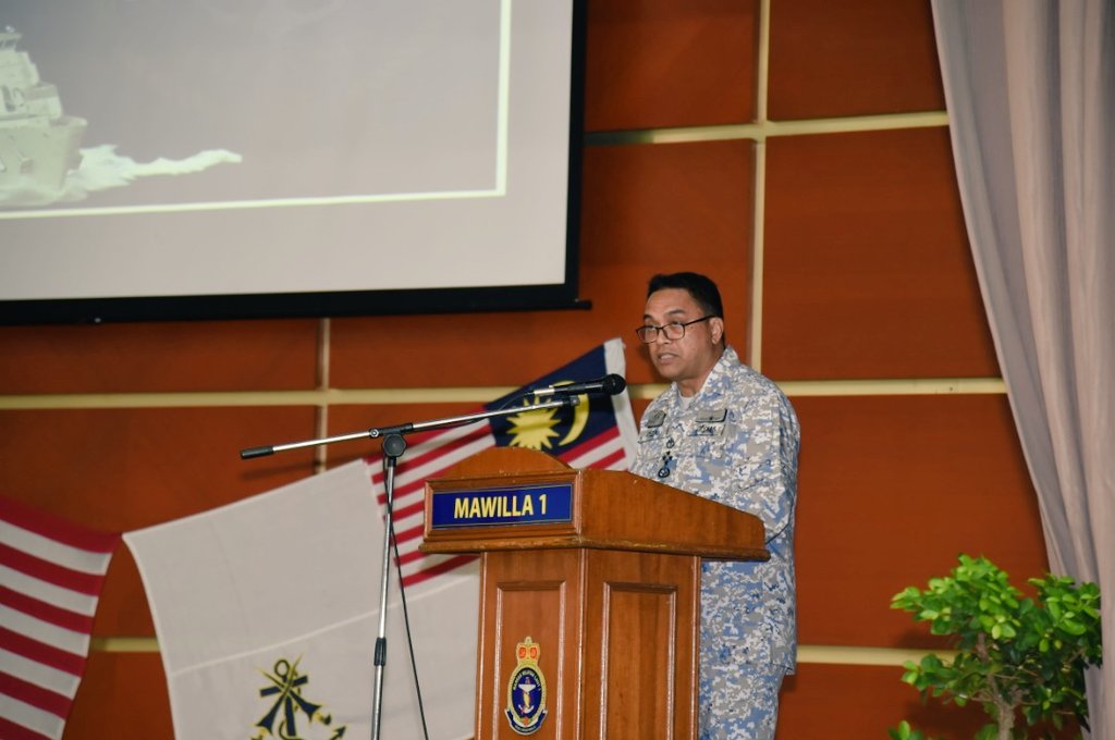 MPA_Barat's tweet photo. Majlis Perasmian #ExKerismas & #ExTamingSari disempurnakan oleh PTL @reza_azeranil63.
Eksesais menjadi flatform utk menilai #kesiagaan & keupayaan tempur armada #TLDM serta unit sokongan. Moga eksesais dapat mencapai objektif & dijayakan dgn selamat
@ArisAdiTanBinA1 @tldm_rasmi https://t.co/DpzDgMwNri