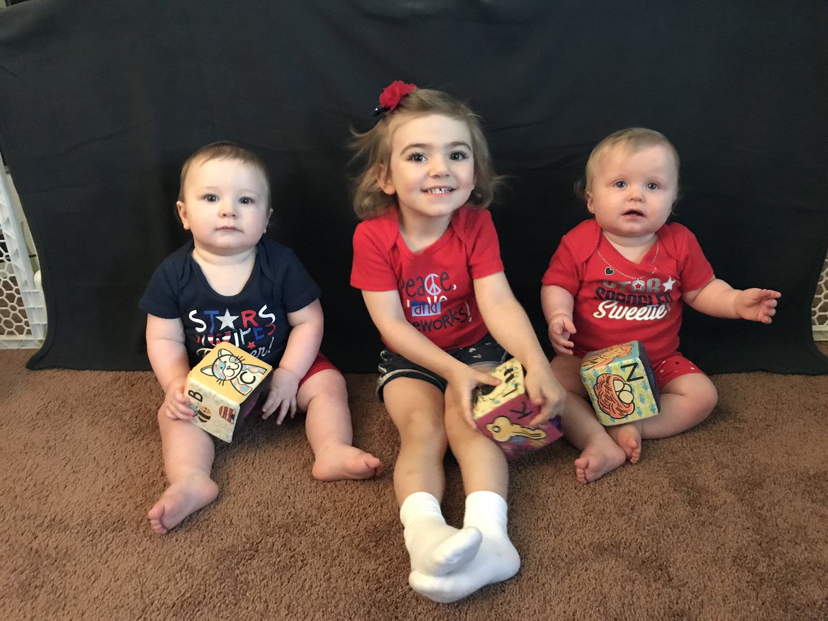 Salvo2225's tweet photo. Big cousin.. little cousins https://t.co/olOyc2D8TH