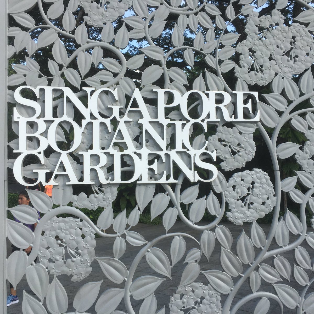 CurtisSChin's tweet image. A #CurtisChinHashtagShoutout goes out to #FOJSG! That would be #FourthofJuly Singapore 🇺🇸

It’s a particularly special #July4 as our @RedWhiteBlueDot Chargé d’Affaires @StephanieSyptak completes her tour in the 🇸🇬 Lion City. She will most definitely be missed. 

🍔🌭🍟🗽🎇🦅 #USA