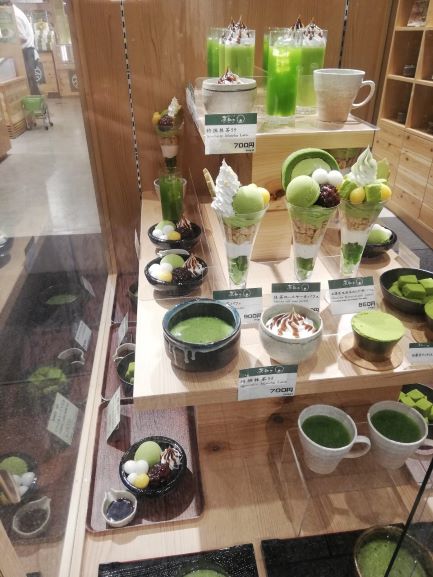 M S Kyoto Information Center エムズ京都インフォメーションセンター 今回は錦市場の食べ歩きグルメを紹介します 鮮魚木村 そのまま食べられる新鮮な魚介に注目 トロサーモン 貝やお魚はずらっと店頭に並びます 京都抹茶スイーツ館 茶和々
