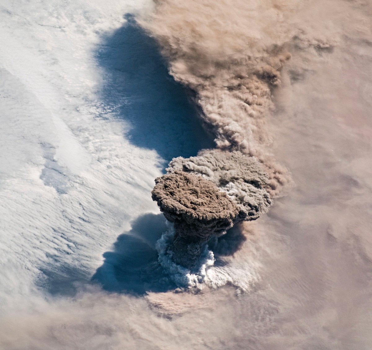 mixdevil66's tweet image. An Out-Of-This-World #Aerial Shot of a #Volcano #Erupting in #Russia thisiscolossal.com/2019/07/raikok…