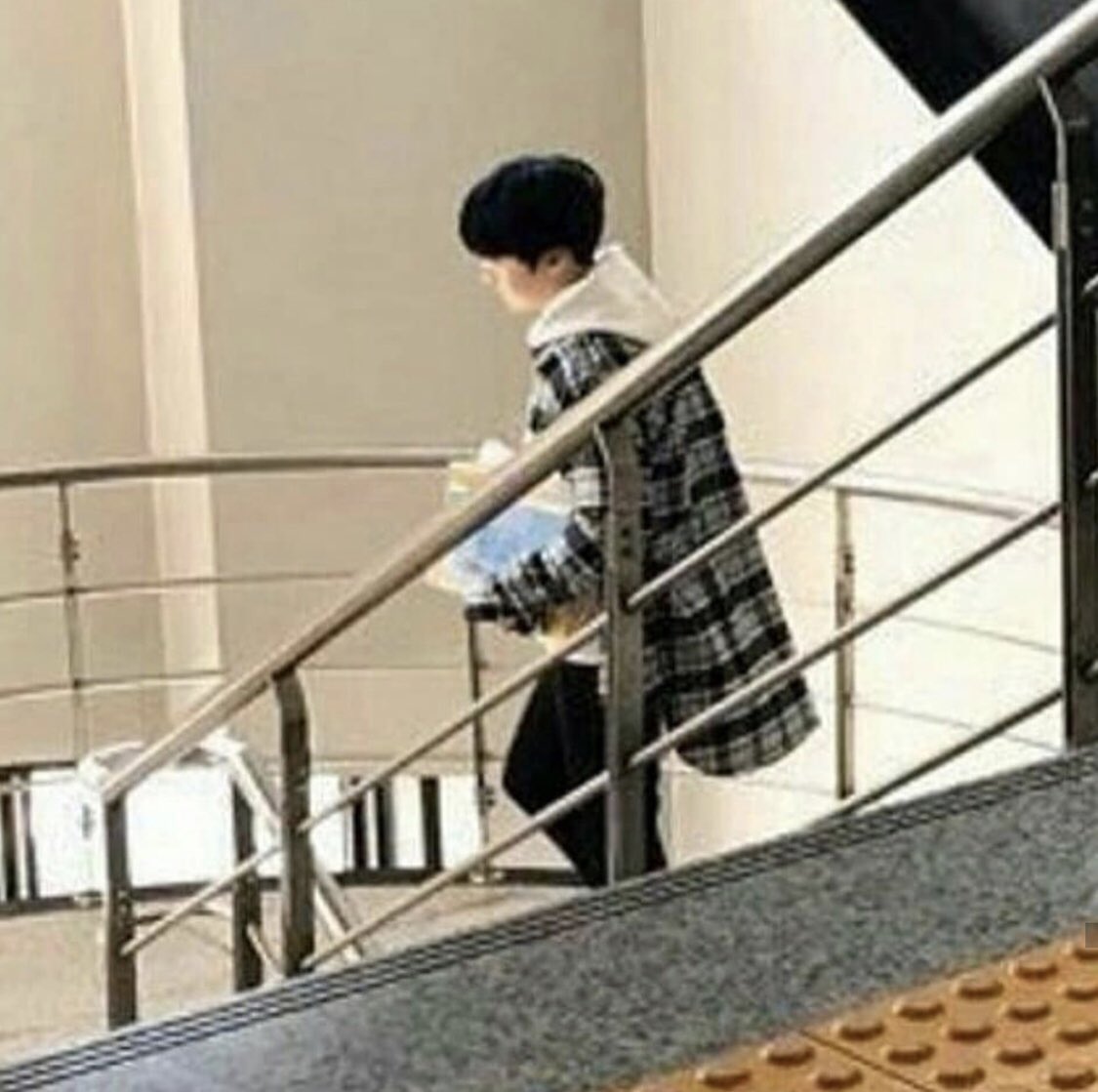 xiucpy's tweet photo. isn’t this from bts world where yoongi was late to class https://t.co/36npjnEYnL