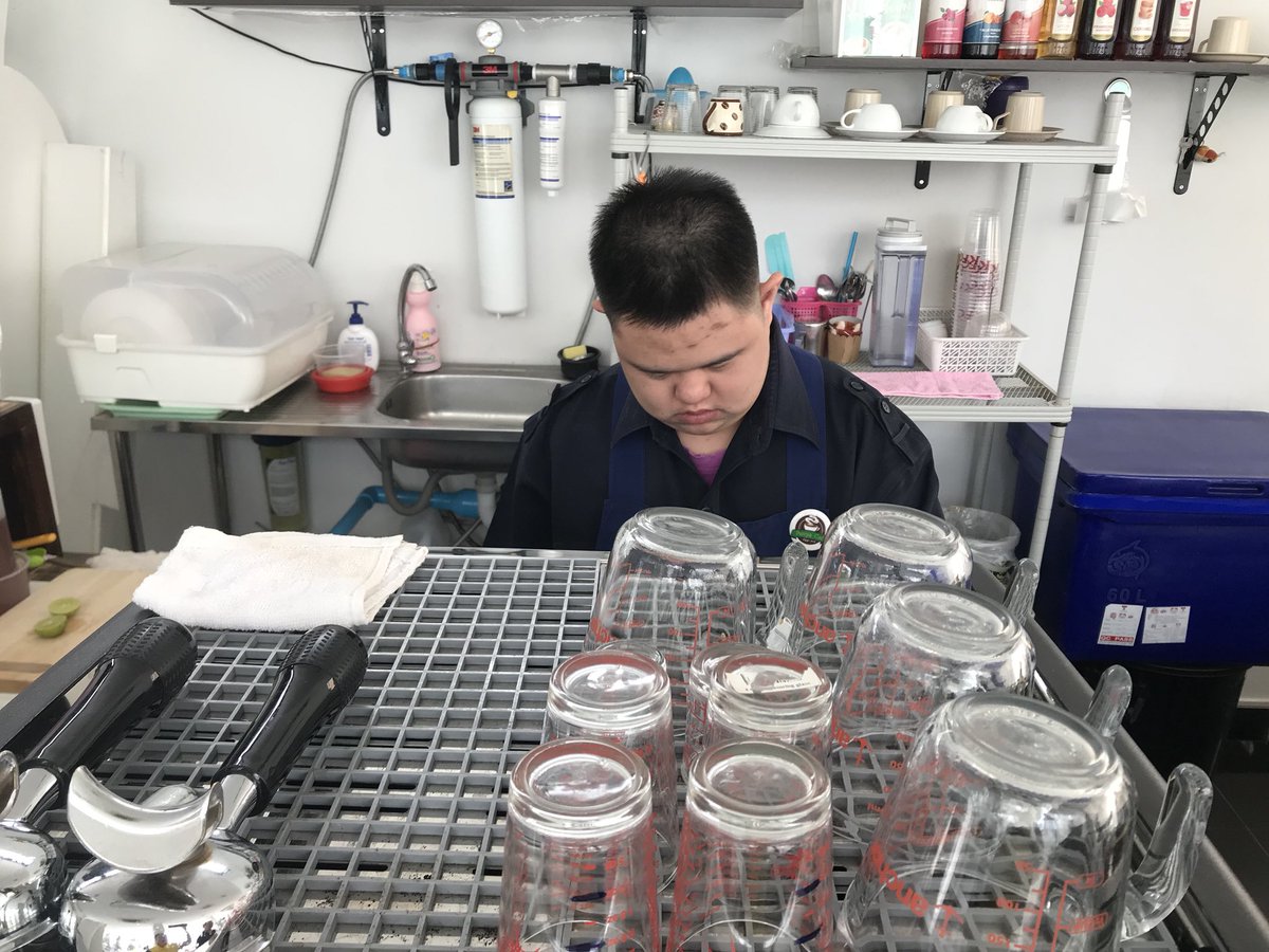 รสชาติกาแฟดี แต่ไม่มีคนซื้ออีกแล้ว! น้องจิ้น บาริสต้า เด็กพิเศษ มือ 1 ของร้านปัญญาคาเฟ่ ตั้งอยู่ ถนนเพชรบุรี ซ.12 บอก แป๋วว่า “ เปิดมา 1 ปี ผมขายได้มากสุด 10 แก้ว น้อยสุด ได้แค่ 3 แก้ว” จิ้นบอกแมนๆไม่เสียใจ ว่างๆก็เปิดยูทูปหัดทำเมนูอื่นๆ ขยันมากค่ะ   #ThaiPBS #ThaiPBSnews