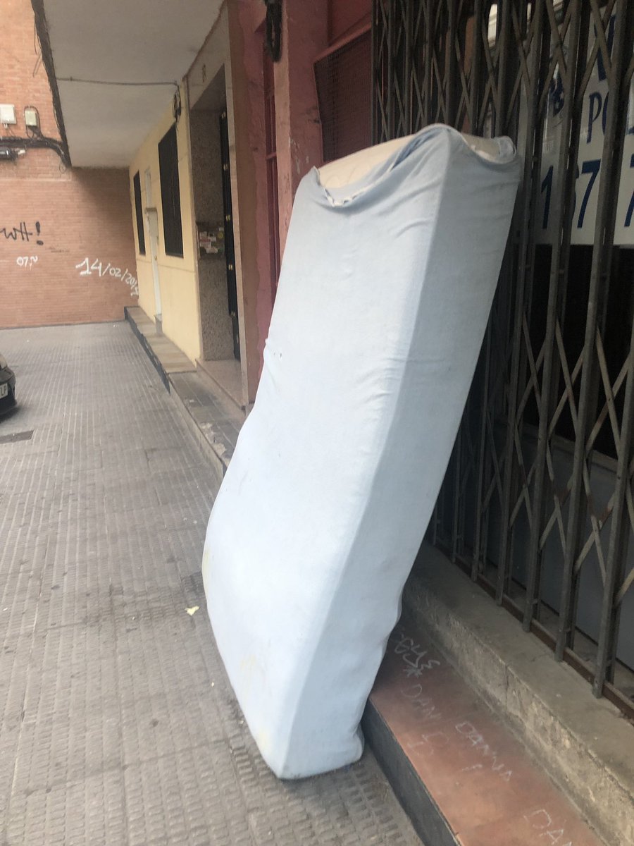 patrymm2's tweet photo. @Ayto_Coslada pueden hacer algo con este colchón? Lleva días en la puerta de mi casa. Emilio martin encinas 12, empieza a ser incómodo.... gracias https://t.co/BLrIooWTqo