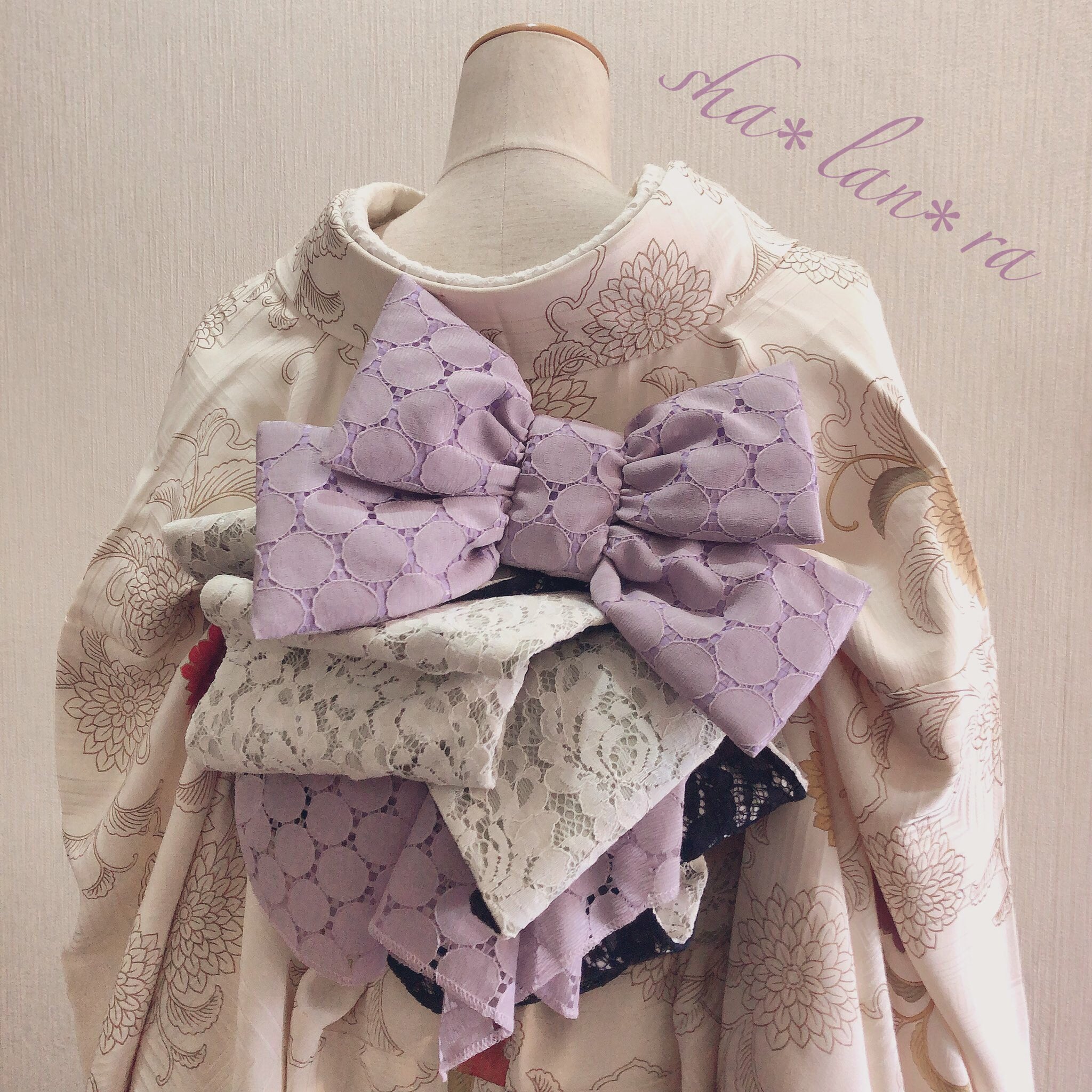 Sha Lan Ra 夏の装い市 参お品書き 着物のおりぼん リボン型の 帯飾りです 共布の仮紐がセットになっています レースの帯揚と同じレースで製作致しました 夏の装い市 参 日にち 7月7日 11 00 18 00 場所 Gallery心 東上野 T Co