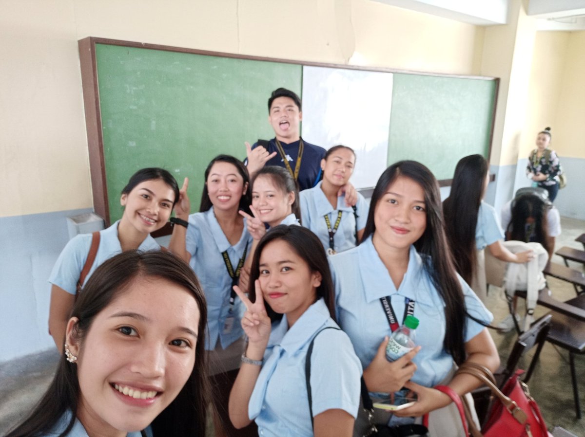 Chrishadawn2's tweet photo. Who run the world? Freshman!! ❤️❤️ #Math100gals #Nonblock https://t.co/MXvsYaeNZR