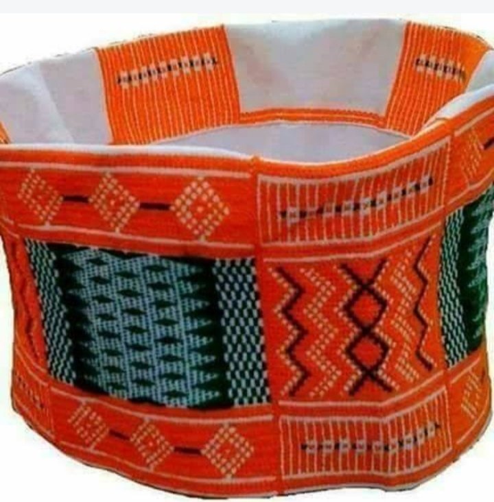 teddungal_com's tweet image. Mo lamndike ma a pullo, hol ko woni puuto? 
A jaaboto mo tan wi’aa:  «Puuto ko kufunee finaa-tawaa fulɓe fuuta Jaloo, saakitiiɓe nder Gine, Gine Bisaaw, Saralon, Liberiyaa…”.

#Pinal ##Fulbe #Fuuta #Jaloo #Pullo
#Pular #Fulfulde 

teddungal.wordpress.com/2014/05/30/hi%…