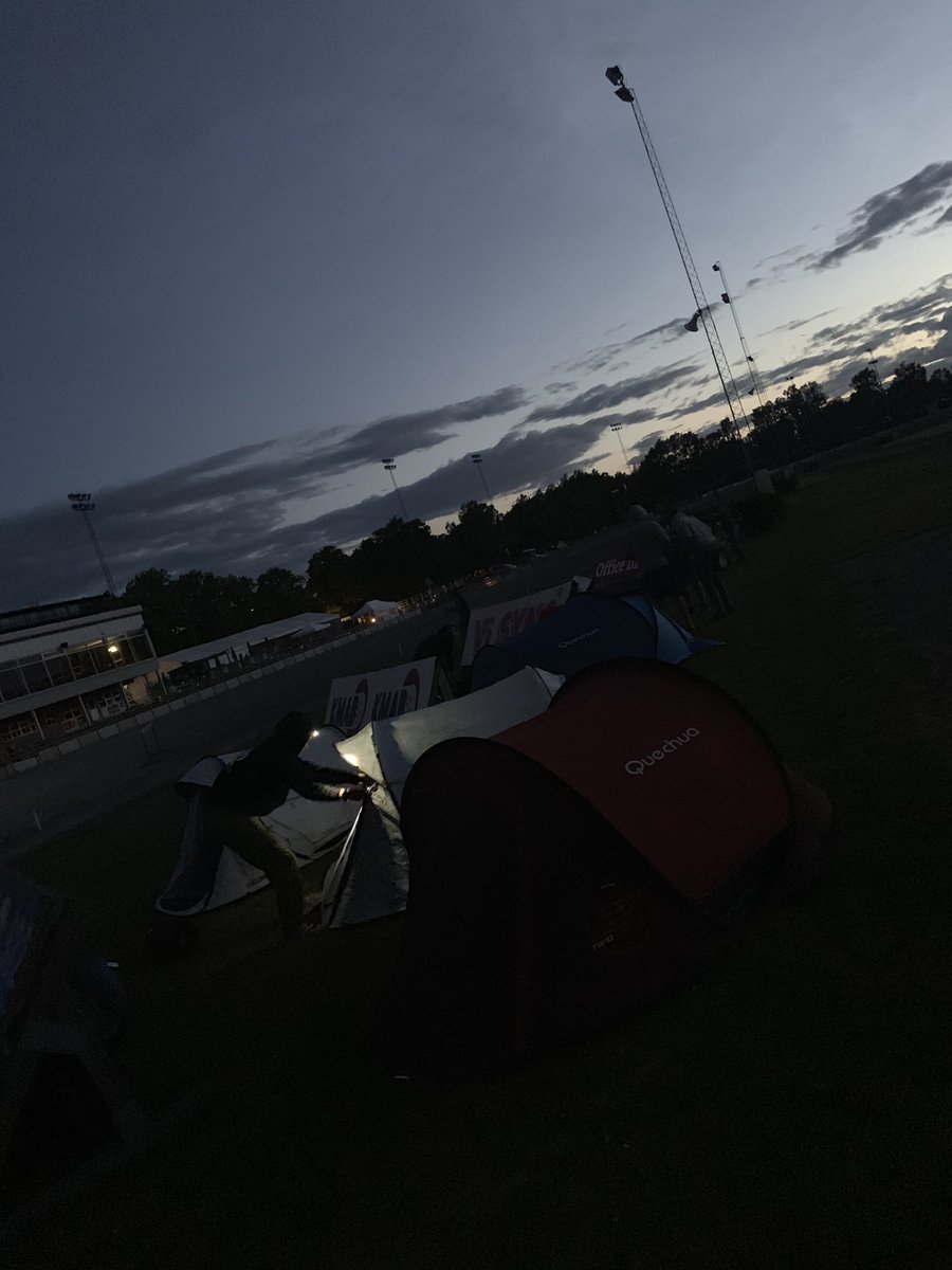 Samen spelen, samen slapen op een paardenrenbaan. Ja hoor! Nu zijn het nog leuk en aardig. Totdat de wedstrijd echt is begonnen #carbagerun