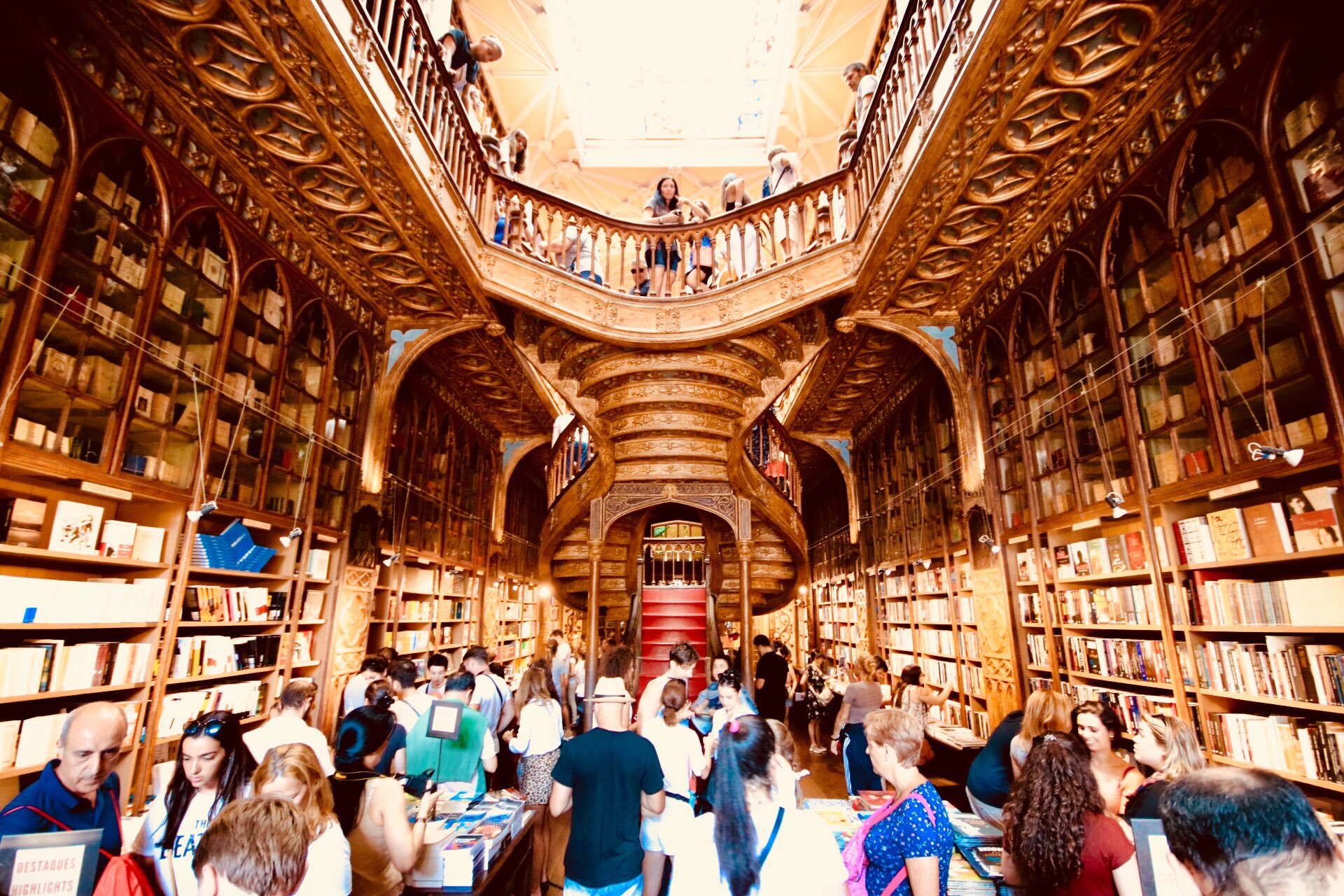 旅丸sho 旅する経営者 これはハリポタ好きの人に 教えたい場所なんやけど ポルトガルのポルトには レロ イ イルマオンという ゴージャスな本屋があり ハリーポッターの作者が訪れ インスピレーションを受けたという 噂があるから ハリポタファンは魔法