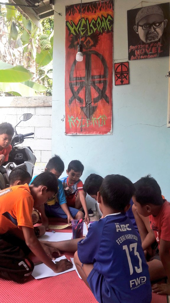 ibnaizil's tweet photo. Selama pendidikan dan pembelajaran bisa dilakukan di mana pun, oleh siapa pun dan teruntuk siapa pun, kalian ngga usah cemas ngga masuk sekolah (favorit) &amp; orang tua kalian juga ngga harus dipusingkan dengan biaya administrasi pendaftaran siswa baru yg penuh spekulasi bingit ... https://t.co/7g0WddIyN4