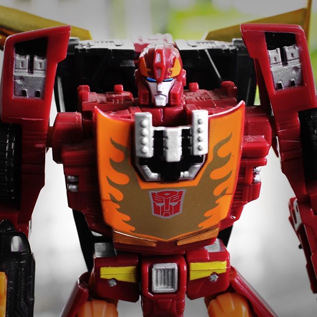 tfcharacters's tweet photo. Been taking shots for my upcoming Hot rod Wallpaper, this is one, not sure if I'll use it, but it's a nice up close shot of Henkei Rod. Thought I;d share it with you guys :) #transformers #Transformers #RodimusPrime #realmofcollectors #toyography #tffans… https://t.co/FJEWjEU1oy https://t.co/YxPzn2M0Rx