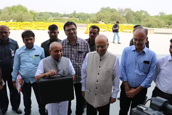 NikhilFGarg1's tweet image. આજરોજ હું ગુજરાત વિધાનસભા ખાતે વર્ષ ૨૦૧૯-૨૦નું અંદાજપત્ર રજૂ કરવા જઈ રહ્યો છું. #budget2019_20
#GujaratBudget4NewIndia