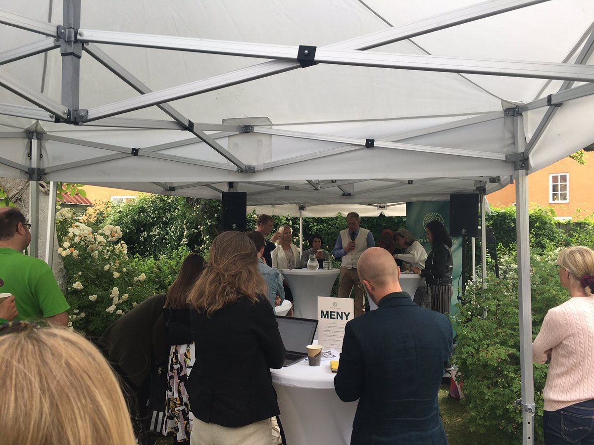 Missa inte #VäxtbaseratSverige ’s 2 sem i #Almedalen idag. Det första handlar om hur livsmedelsbranschen, politik &amp; akademi kan bidra för att ställa om livsmedelssystemen för att gynna växtbaserade livsmedel. Spännade eller hur?! Börjar nu på Biskopsgatan 1A! #hållbaralivsmedel