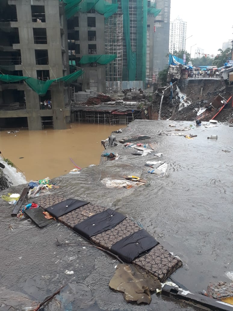 Nimisha80223484's tweet photo. @Dev_Fadnavis @CMOMaharashtra  @OfficeofPoonamM @poonam_mahajan The same road had caved in last year same https://t.co/p2KK0ugFje buses plying this road. Disaster averted by God's mercy.  Need Long term soln to have road from Hiranandani as per DP plan. Reconstn of road ASAP https://t.co/cx4xbuu8ps