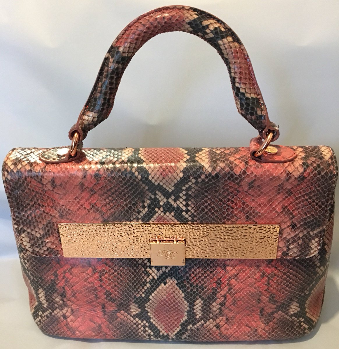 loveretrocrafts's tweet photo. Excited to share the latest addition to my #etsy shop: Vintage couture Ted Baker exotic leather print hand bag https://t.co/kiFPH89qQP #bagsandpurses #vintagecouturebag #tedbakerhandbag #genuineleatherbag #exoticleatherbag #leather #loveretrocrafts https://t.co/yw93U9Bxy4