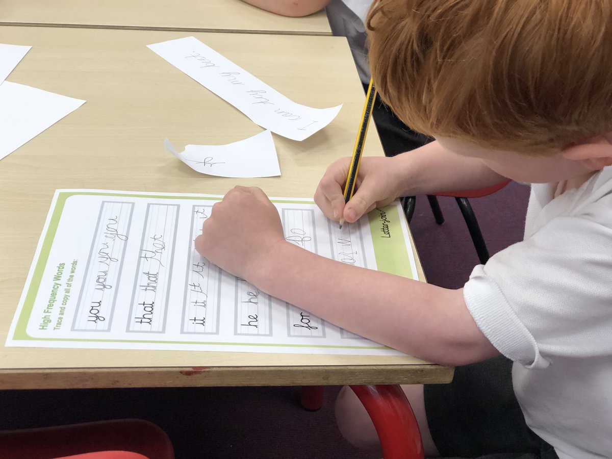 StColumbasLPrep's tweet photo. #SCCReception practicing their joined up handwriting @letterjoin https://t.co/cZKMkAnqEB
