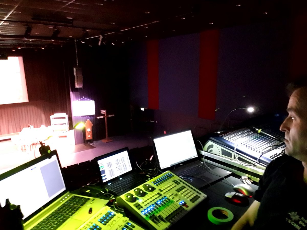 Dag 2 van 8 in <a href="/theaterhetpunt/">Theater Het Punt</a> in Vroomshoop. 
Schoolmusicals van 5! Basis scholen in Vroomshoop.
'T Groeipunt, Nieuwoord , Oranjeschool, de Sleutel en de Willibrordusschool Vroomshoop
#Avolites #titanmobile