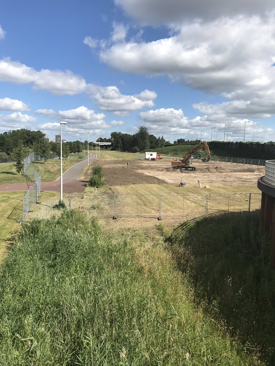 Vandaag zijn we gestart met de aanleg van een nieuw hockeyveld bij het Bijlmer Sportpark. Op dit veld kunnen vanaf september ook andere sporten worden beoefend, zoals voetbal en flag football.