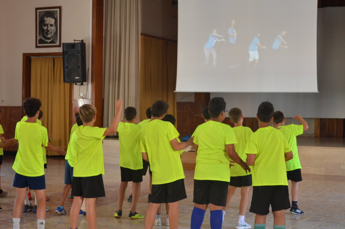 EstiuSalesMat's tweet photo. ⚽️ #CampusFutbol Hem assajat el ball del #JoSócComTu de @FundacioMaresme, preparats per les #Dissantes!
Sortim del camp de gespa per fer partits i jocs a les pistes.
#Estiu #Salesians #Campus #Futbol https://t.co/ITqFHNfPlT