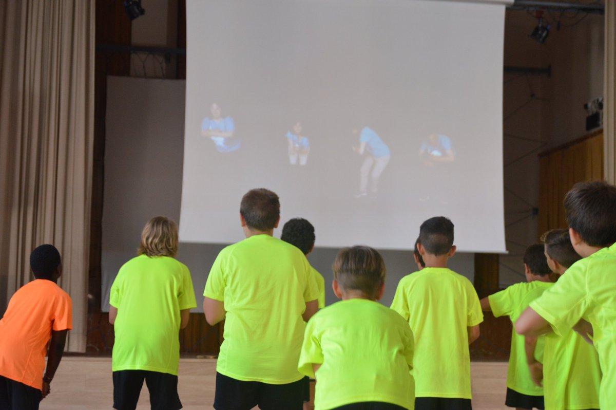 EstiuSalesMat's tweet photo. ⚽️ #CampusFutbol Hem assajat el ball del #JoSócComTu de @FundacioMaresme, preparats per les #Dissantes!
Sortim del camp de gespa per fer partits i jocs a les pistes.
#Estiu #Salesians #Campus #Futbol https://t.co/ITqFHNfPlT