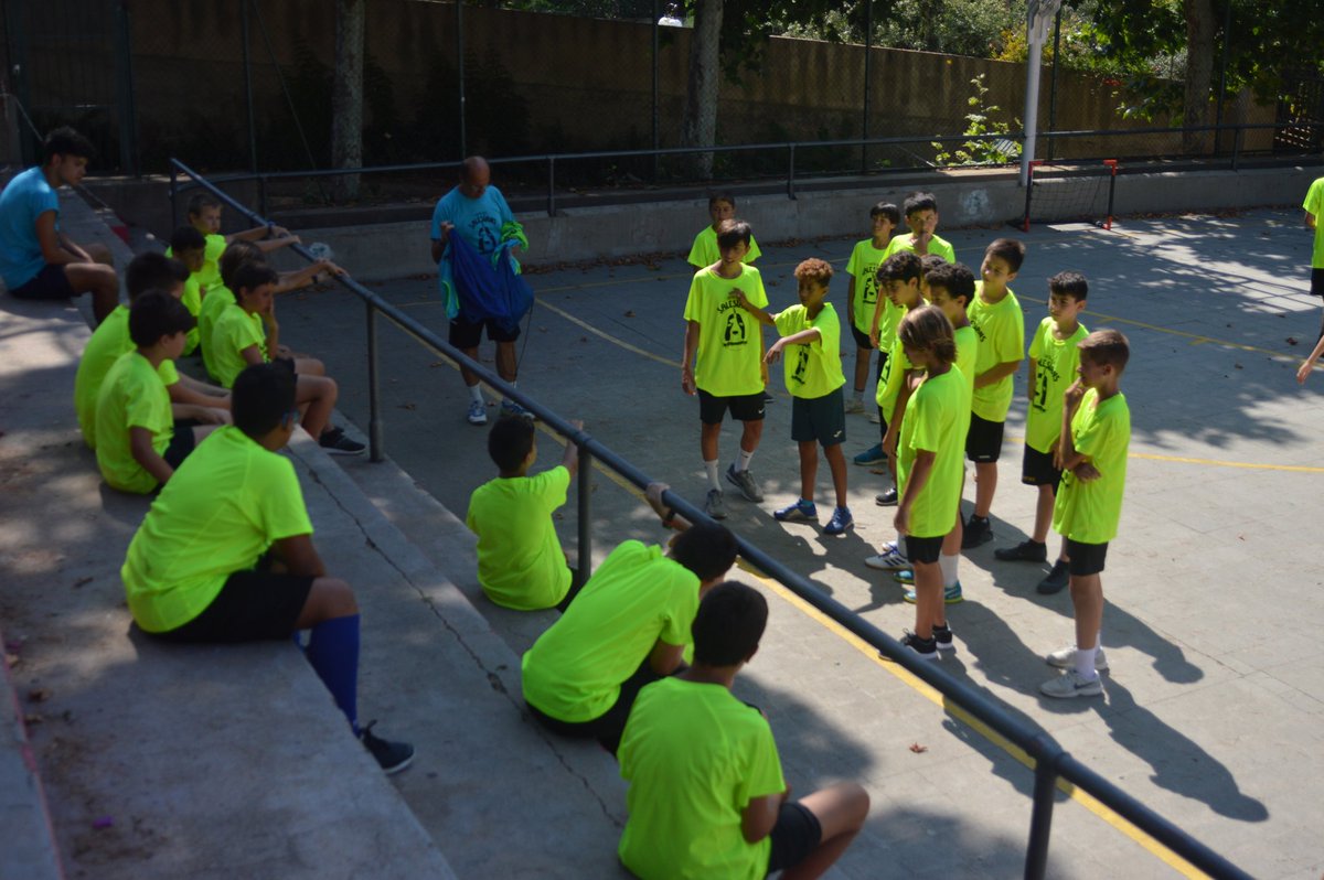 EstiuSalesMat's tweet photo. ⚽️ #CampusFutbol Hem assajat el ball del #JoSócComTu de @FundacioMaresme, preparats per les #Dissantes!
Sortim del camp de gespa per fer partits i jocs a les pistes.
#Estiu #Salesians #Campus #Futbol https://t.co/ITqFHNfPlT