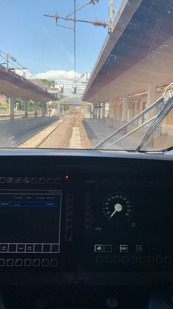 LaurentKD77's tweet photo. Aujourd’hui je suis votre conducteur @TERGrandEst sur le #TER839554 au départ de Belfort direction #ParisEst Départ initialement prévu 13:16. Notre train va partir avec 25min de retard environ en raison de difficultés d’acheminement de notre contrôleur en provenance de @mulhouse https://t.co/FMj4Ou3FMU