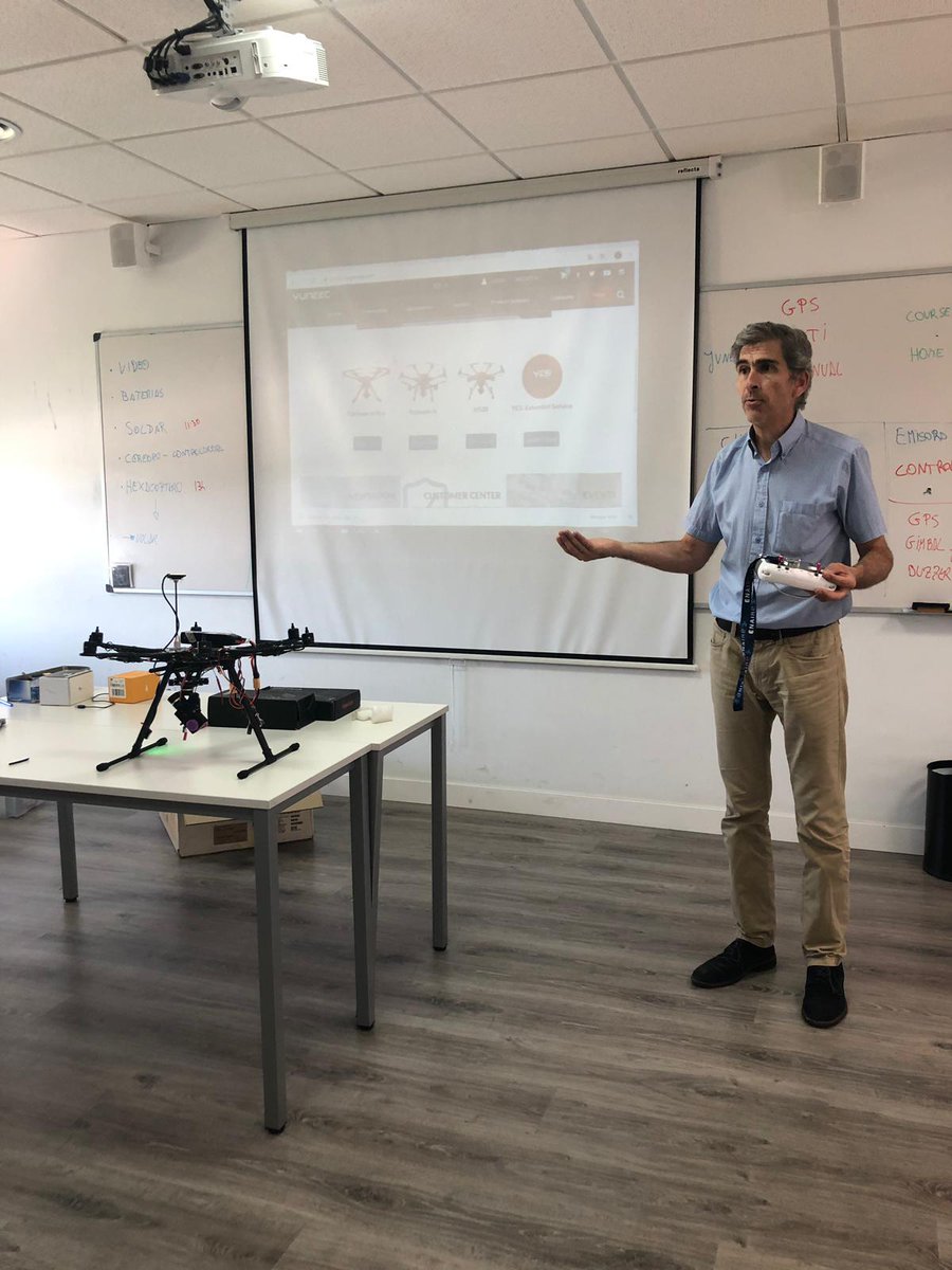 ufvmadrid's tweet image. ¿Nos colamos a ver que están haciendo en #Summertech? Mira, están aprendiendo todo sobre drones y su funcionamiento ¡Qué interesante! #SummercampusUFV