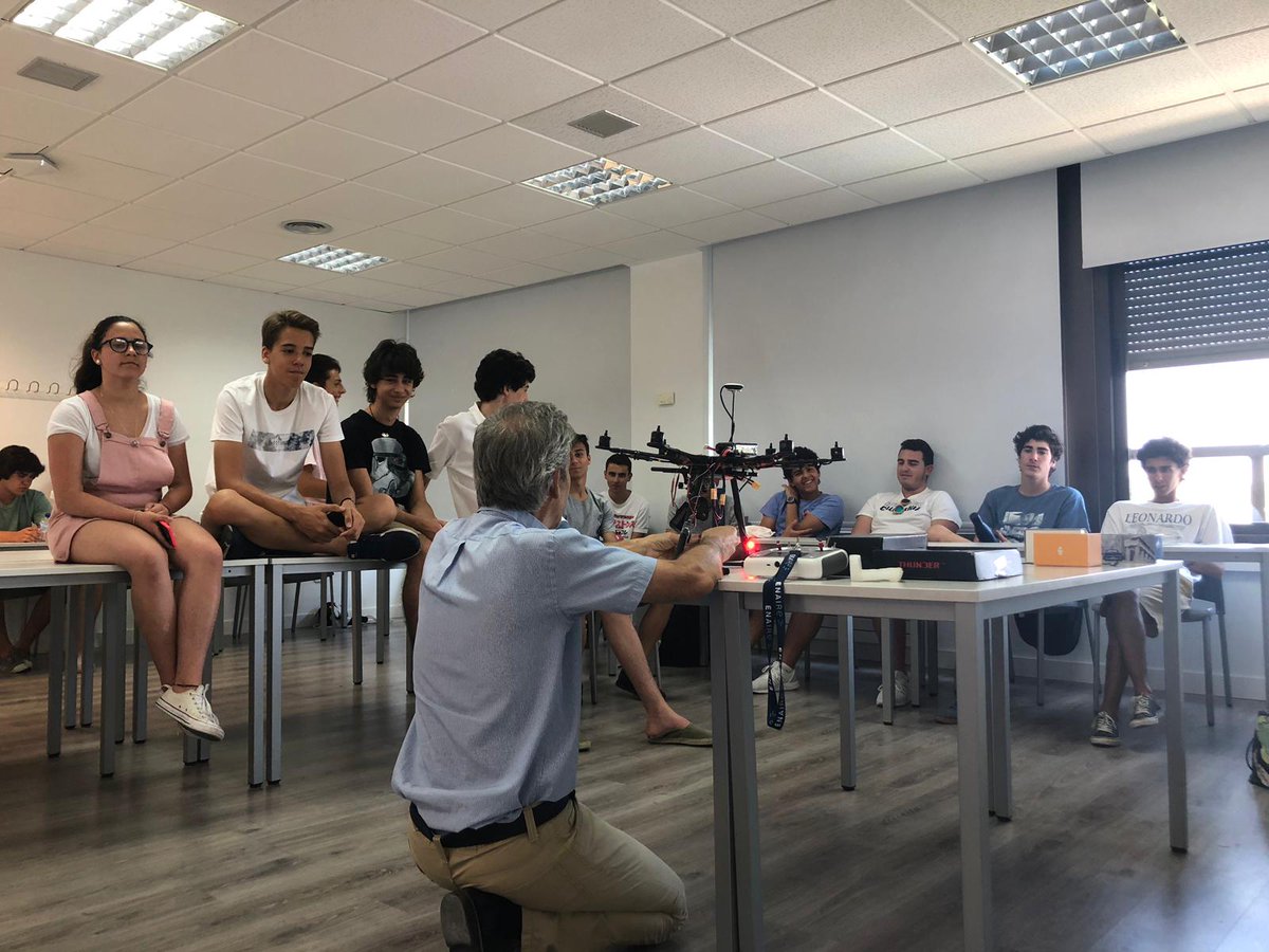 ufvmadrid's tweet image. ¿Nos colamos a ver que están haciendo en #Summertech? Mira, están aprendiendo todo sobre drones y su funcionamiento ¡Qué interesante! #SummercampusUFV