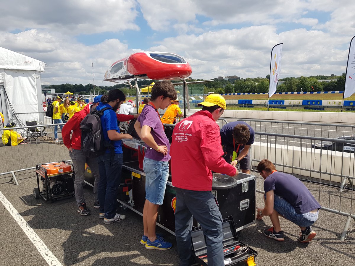 L'équipe a passé la matinée à préparer le prototype. ICARE fera son dernier essai libre sur la piste cet après-midi ! 
#sem2019 
The team spent a few hours adjusting settings on the prototype. ICARE will go on the track this afternoon for the last free practice ! 👍👍#
