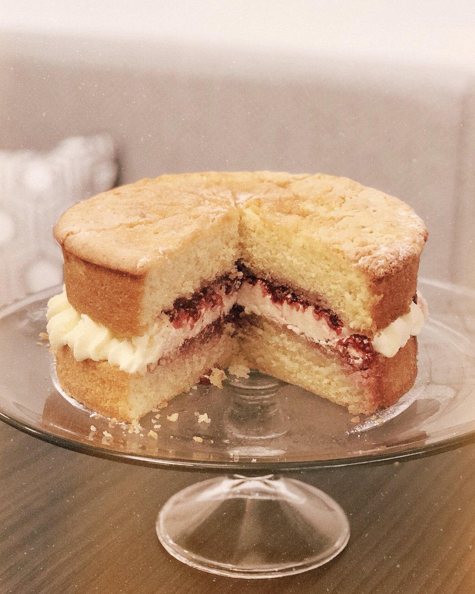 This fabulous homemade Victoria Sponge is just waiting to be devoured! 🍰 And it would be rude not to, am i right? 🤔🤩