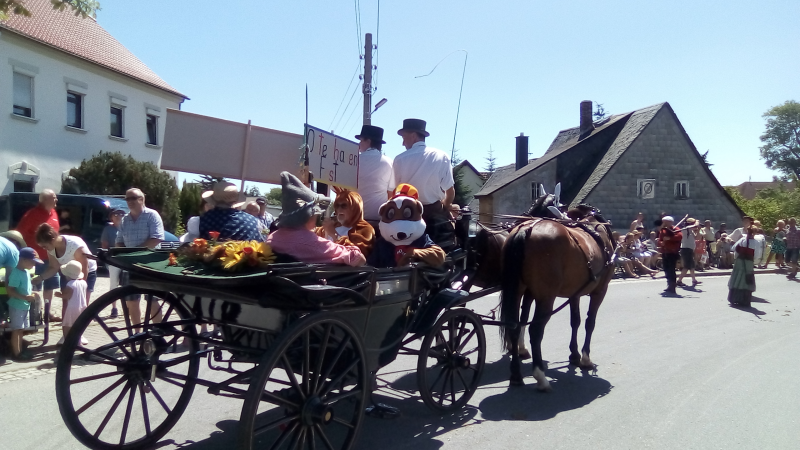 rlangeve's tweet photo. #Maskottchen ERDI beim #bierzug2019 in #eibau #kottmar #bier #bierzug #pferd #kutsche #kutschfahrt #veranstaltungen #goerlitz #sachsen #weisswasser #tradition #pferde https://t.co/iUMNpK4sEF https://t.co/A3D3D4kiPt