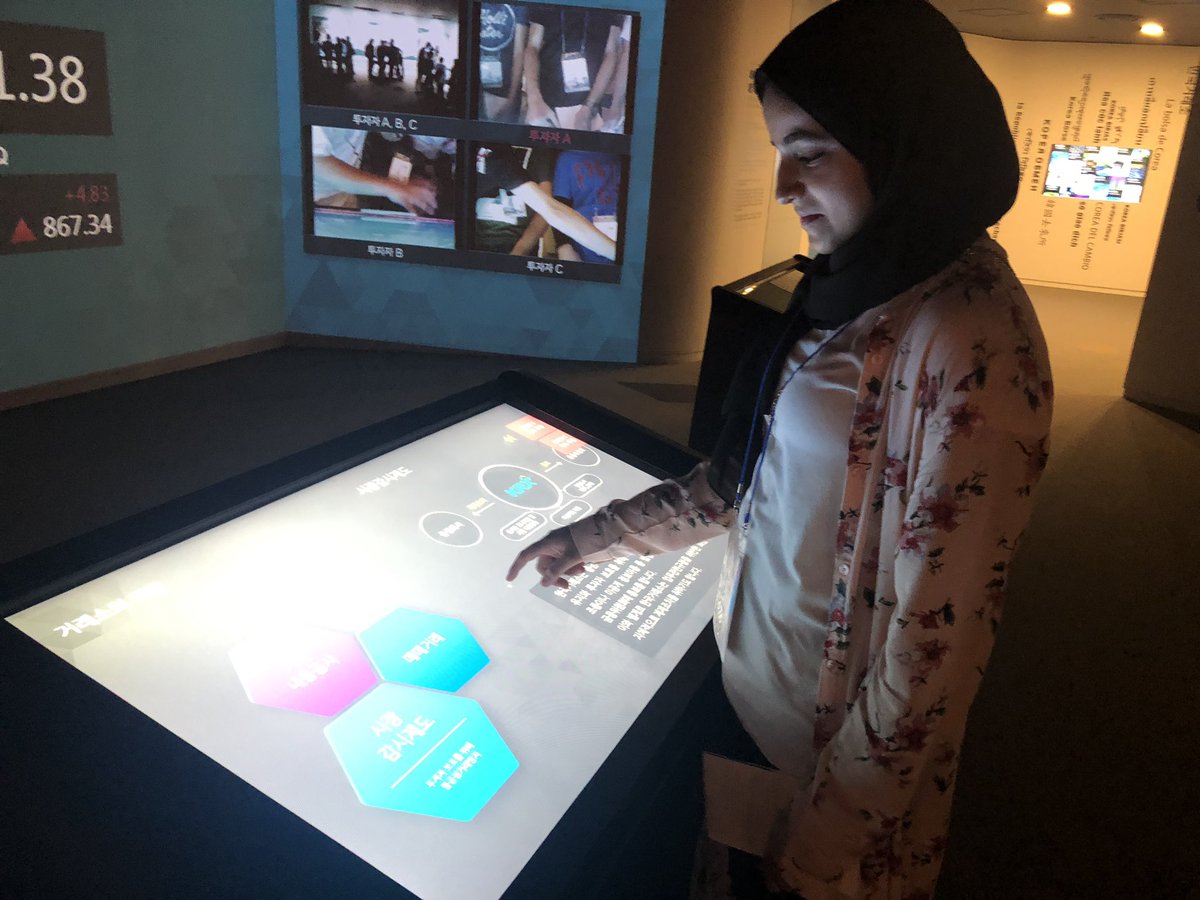 Future traders learning the tricks of the trade inside the KRX headquarters in Busan today. The 13th most valuable stock exchange in the world, it counts LG, Samsung and Hyundai among those who list their shares with them 💰 #jcdsouthkorea2019 #jcdbusiness #jcdeconomics #jcddt