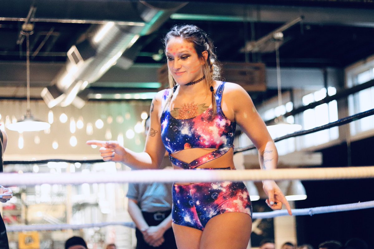 VeraSadlyPhoto's tweet photo. Humans tho 👽
#WWRCake @callmekrisstat @WWRProWrestling https://t.co/7pP0TmMh7V