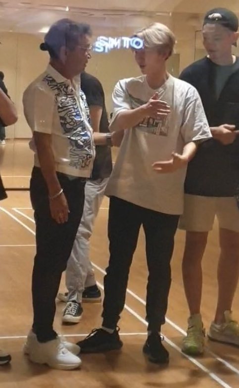 bestofbyunbaek's tweet photo. baekhyun is lee soo man’s baby too 😆❤️ https://t.co/V2yDbyM4pB